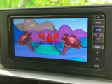 映像をカラーで表示できるモニターを備えています。停車中に映像コンテンツを楽しむ際にも活用でき、画面表示を通じて車内での時間をより便利にお使いいただけます。