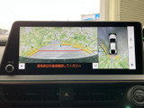 後方の映像に加えて車両周辺の様子も画面で確認でき、駐車時の安全確認をサポートします。周囲を目視で確かめながら活用できるため、車庫入れや狭い場所での取り回しに心強い装備です。