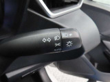 スイッチをオートに設定しておけば、車外の明るさに応じて自動的にヘッドランプを点灯・消灯します。夕暮れ時やトンネルの続く山道などを走行する時に便利なコンライトを装備しています。