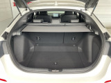 広い荷室は、買い物はもちろんレジャー・旅行でも充分なスペースがあります。巻き取り型のカーゴエリアカバーつき。扱いやすい横引きタイプで、取り外すことも可能です