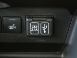 充電用USB端子付き。スマートフォンなどの充電に便利です。