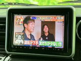 テレビ番組を画面に表示でき、停車中の待ち時間も車内で映像を楽しめます。番組の映像や文字が見やすく、音声とあわせて気軽に視聴できる、うれしい装備です。