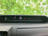 走行に必要な情報を運転席前方の表示で確認できます。速度やシフト位置などがまとめて表示されるため、視線移動を抑えながら状況を把握しやすく、日々の運転を支えます。