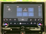 画面内に複数の項目が並び、各種サポート機能の設定を確認できます。タッチで選択するメニュー形式のため、必要な項目を見つけやすく、日常の運転を支える装備です。
