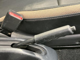 座席脇にはパーキングブレーキとシートベルトの受け具が配置されています。運転席まわりで手が届きやすい位置にあり、乗車時や停車時の操作を行いやすい構成です。