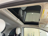 車内を明るく演出するラウンジ専用のガラスルーフです。