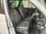 乗降がしやすい運転席。高さが調節できて小柄な方でも運転しやすいポジションをとることができます。
