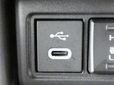 【USB入力端子】・・・USBケーブルでスマートフォンやタブレットなどの機器を接続する事で動画・音楽再生/給電が可能です。