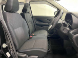 運転席も広くゆとりのある室内です