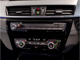 【左右独立式オートエアコン】☆運転席・助手席で個別に温度設定する事が可能。一定以上の大気中の有害物質を感知すると自動的に内気循環モードに切り替わるAUCを装備☆