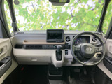前席からはフロントガラス越しに広く前方を見渡せ、運転席まわりの表示も確認しやすい配置です。明るい色合いの内装とすっきりした空間で、毎日の移動を快適に過ごせます。
