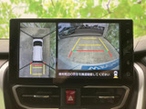 後方映像と車両周囲の俯瞰表示を画面で確認でき、駐車時の周囲確認をサポートします。目安となるガイド線も表示され、車庫入れや狭い場所での駐車に便利です。