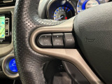 ステアリングにオーディオ操作スイッチが付いています。オーディオ画面に直接タッチしなくても操作が出来ますので、運転に集中できます。