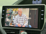 テレビ番組を画面で視聴できる装備です。停車中の待ち時間などに映像を楽しめるため、車内で過ごす時間にも活用いただけます。視聴時は安全に配慮してご利用ください。