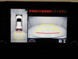 パノラミックビューモニターを装備。駐車場や交差点でクルマを真上から見るように周囲を確認できます。機能の詳細は販売店スタッフまでおたずねください。