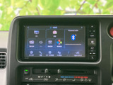 画面にはテレビやラジオ、ディスク、Bluetoothオーディオなどの選択肢が並びます。画面脇のボタンも見分けやすく、目的に合わせて使い分けしやすい構成です。