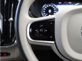 前方車を自動追従するアダプティブクルーズコントロールに加え、ステアリング操舵も行う進化型クルーズ『パイロットアシスト』を搭載。車体を車線内へと適正に維持しつつ先行車を忠実に追従します。