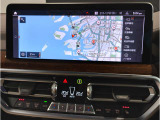 【ⅰドライブナビゲーション】文字情報も鮮明に表示する高解像度カラーディスプレイを採用。視認性に優れた地図デザインと特徴的な建造物を目印にした描写表示で現在位置を把握できます。地図データの更新も可能です