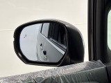 斜め後ろの車の存在をマークでお知らせ。車線変更するときに助かりますね。