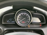速度計を中央に、左右には各種情報を表示する画面を配置。運転席から確認しやすいレイアウトで、走行中に必要な情報をひと目で把握しやすく、日々の運転をサポートします。