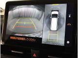パノラミックビューモニター付きです。車両を上から見たような映像をディスプレイオーディオ画面に表示。運転席からの目視だけでは見にくい、車両周辺の状況をリアルタイムでしっかり確認できます。