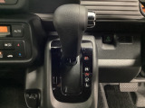 CVT車のセレクトレバーです。低速から高速まで、変速ショックのないスムーズな走りを実現するとともに、エンジン効率のよい領域を維持することで燃費にも貢献します。