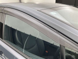 ドアバイザーも付いています。雨の日に少し窓を開けても、雨水が入りにくく、喫煙する方などにも強い味方です。