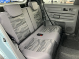 後席は左右にゆとりを持たせたベンチタイプで、頭まわりにも開放感があります。落ち着いた色調のシートと見通しのよい窓まわりで、同乗者もくつろぎやすい空間です。
