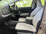 明るいシートと落ち着いた色合いの内装が組み合わされ、運転席からの見通しもすっきりとした印象です。座面や背もたれにゆとりがあり、乗り降りしやすい開口部も日々の使い勝手にうれしいポイントです。