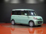 中古車専門再生工場にて熟練専任スタッフが丁寧に清掃、仕上げを実施しております。また、お客様に安心してご検討いただける様、公取協が定める基準に基づき車両検査を実施し、車両状態評価証を発行しております。