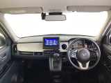 運転席は、大きな座面と包み込むような背もたれがドライバーの身体全体をしっかり支えます。上質なシート素材と座り心地のよいクッションを採用し、長時間の運転やコーナーの多い道も快適です