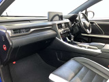 FSPORT専用本革スポーツシート。快適で操作性の良い運転の基本は、シートポジションです。