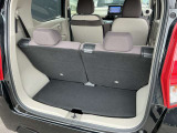 バックドアは大きく開きます。定員乗車時でも十分広いラゲッジスペースを確保しています
