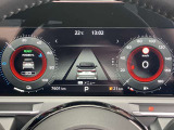 メーターディスプレイとセンターディスプレイを一体化した総合型インターフェイスディスプレイを採用、運転中もさまざまな情報に容易にアクセスすることができます。
