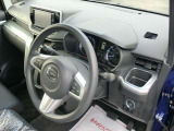 運転席側にも便利なドリンクホルダー付いています。
