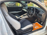 毎日過ごす運転席は要チェック。シートのへたり・擦れ、視界のイメージまで伝わる重要ポイント。