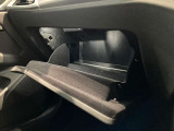 こちらに車検証等の書類を収納することができます。