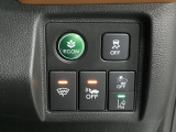 Hondaセンシング用の、VSA(ABS+TCS+横滑り抑制)解除と路外逸脱抑制機能のオンオフスイッチなどはハンドルの右側に装備しています。燃費に役立つECONボタンもここです。