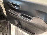 【パワーウインドウ】運転席でラクラク操作!運転席以外からの開閉を防ぐボタンが運転席にのみございますので、小さいお子さまが開けてしまう心配もございません。