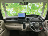 運転席から前方を見渡しやすい配置で、メーターや中央のモニターも目に入りやすいレイアウトです。各操作部がまとまり、日常の運転時に必要な情報を確認しやすくなっています。