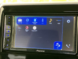 FM/AMやディスク、Bluetooth、USBなど複数の音源に対応した画面を備え、設定項目も見やすく表示。普段使いから移動中の音楽再生まで、用途に合わせて選べる便利な装備です。