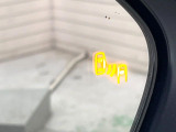 【ブラインドスポットモニター】走行中、ドアミラーの死角になりやすい箇所に後続車が接近するとサイドミラーのレンズに警告を表示!ドライバーに注意喚起をしてくれます。