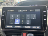 ラジオやディスク、テレビ、Bluetooth、USBなど、選べる音源が画面上に並びます。使いたいソースを見つけやすく、普段の音楽再生やメディア選択に便利です。