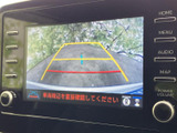 画面には車両後方の映像と進路の目安が表示されています。駐車時に周囲を確認する際に役立つ表示で、画面の案内も見やすく、バック時の確認をサポートします。