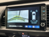 リバースギアに入れるだけで後方の表示へ切り替わります。夜間や雨の日の駐車も楽になりますよ。