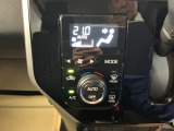 オートエアコンで、毎日のドライブを快適に。温度、風量を自動で調整し、理想的な車内環境を提供します。
