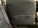 【シートバックポケット】すぐ手に取りたいアイテムをスマートにしまっておけます。限られた空間を有効に活用でき、長距離のドライブでも車内を清潔感のある落ち着いた状態に保ってくれる実用的な機能です。