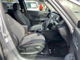 前席は身体を預けやすい形状で、落ち着いた色合いのシートが車内に馴染みます。ドアを開けた際の乗り降りもしやすく、運転席まわりを見渡せます。