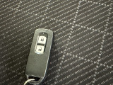 スマートキー付き!キーを取り出さなくてもドアの施錠・開錠が可能です!また、キーが車内にあればスタートボタンを押すだけでエンジンのON/OFFをすることが可能です!