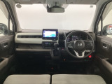 【前方視界】開放的な前方視界!運転がしやすく疲れにくいです♪窓が大きく、見通しがとっても良いおクルマですよ♪